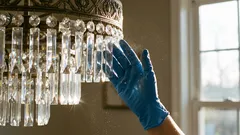 Pöly katoaa kattokruunusta muutamassa minuutissa: nopea menetelmä ilman katoslevyjen irrottamista