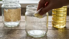 Kuinka poistaa tarran jäljet lasista ja muovista huolellisesti 5–10 minuutissa ilman raitoja 