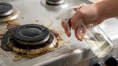 Keittiön liesi kiiltää puhtaudesta: kerromme, miten lika ja palojäämät puhdistetaan nopeasti