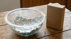 Hopea kiiltää kuin uusi muutamassa minuutissa: ruokasooda ja alumiinifolio tekevät ihmeitä puhtauden saralla