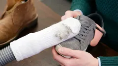 Kuinka puhdistaa mokkanahkaiset kengät vahingoittamatta nahkaa: helppo vaiheittainen ohje