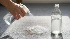 Miksi kokeneet kotitalousemännät suihkuttavat etikkaa matolle: 5 salaisuutta, jotka helpottavat siivousta huomattavasti