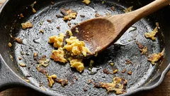 Yleinen keittiövirhe: miksi puulusikka ei ole paras valinta munakokkelin valmistukseen.