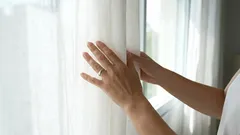 Älä kaada sitä lasiin, vaan kaada se pesukoneeseen. Harmaat verhot näyttävät kuin uusilta.