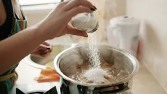 Miten pelastaa liian suolainen keitto? Lisää siihen viipale tätä hedelmää ja anna kiehua 10 minuuttia.