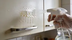 Kuinka puhdistaa keittiön kaapin ovet rasvasta 10 minuutissa ilman soodaa: yksinkertainen kotitekoinen keino ilman kalliita kemikaaleja