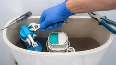 Vessanpönttö vuotaa vettä huuhtelun jälkeen. Kolme ratkaisua tämän jatkuvan vuodon korjaamiseen