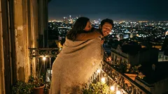 Pitkä parisuhde arjessa: 7 periaatetta, joilla rakkaus pysyy elävänä vuosienkin jälkeen