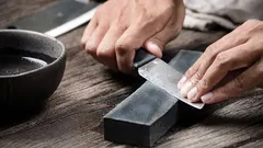 Näin, kuinka veitset teroitetaan Intiassa, ja nyt teen niin myös kotona. Jopa vanhat veitset teroittuvat minuutissa partaveitsenteräväksi.