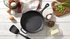 Jos paistinpannu tarttuu kiinni, "kolme pisaraa" -menetelmä auttaa: voit valmistaa ruokia jopa ilman öljyä.