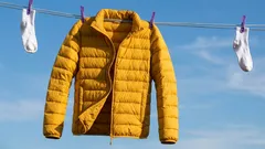 Kuinka puhdistaa untuvatakki pesun jälkeen: todistettu vinkki, joka auttaa, kun tuote on mennyt kasaan