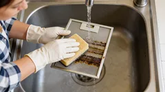 Keittiön liesituuletin on 15 minuutissa kuin uusi. Näin puhdistat sen ilman kalliita kemikaaleja