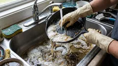 Astioiden käsinpesu saastuttaa vettä ja maaperää.