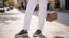 Valkoisten lenkkareiden sijaan: tämä väri sopii paremmin farkkuihin keväällä 2026!