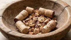 Astiat puhdistuvat hetkessä vanhoista likatahroista: siksi en enää heitä viinikorkkeja pois